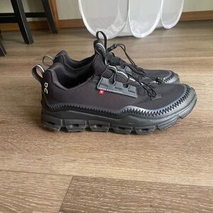 On cloud sneakers size 7.5 women’s